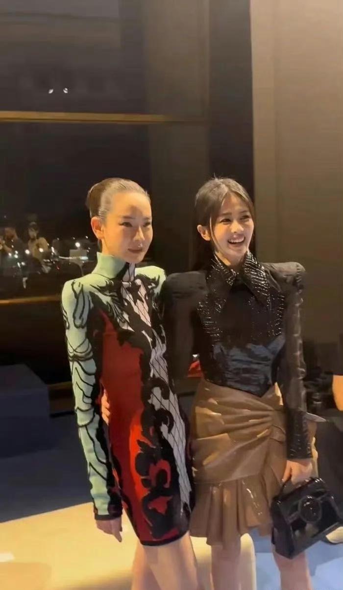 戚薇和白鹿一块儿出现，我直接惊了，本来都是大美女，非得打扮成这鬼样子，真是让人无