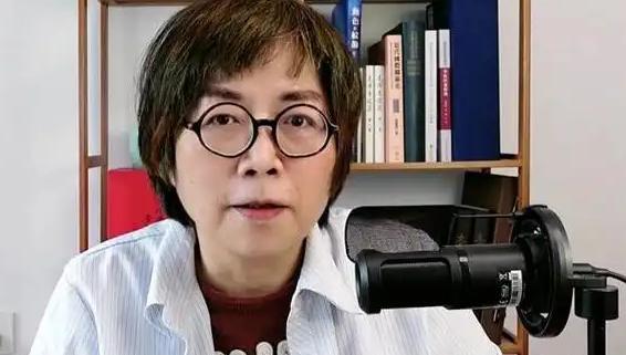 赖清德搞“台独”是为了两岸和平？黄智贤越来越离谱了！就在7月1日的网络节目中