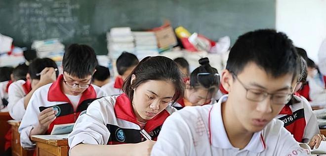 湖南某学校的一位同学，三次模拟考试蝉联第一，然而高考分数却只有239分。面对成绩