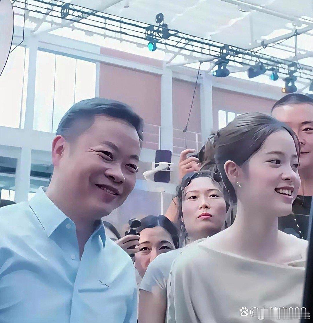 欧阳娜娜估计头都大了，躲还是不躲