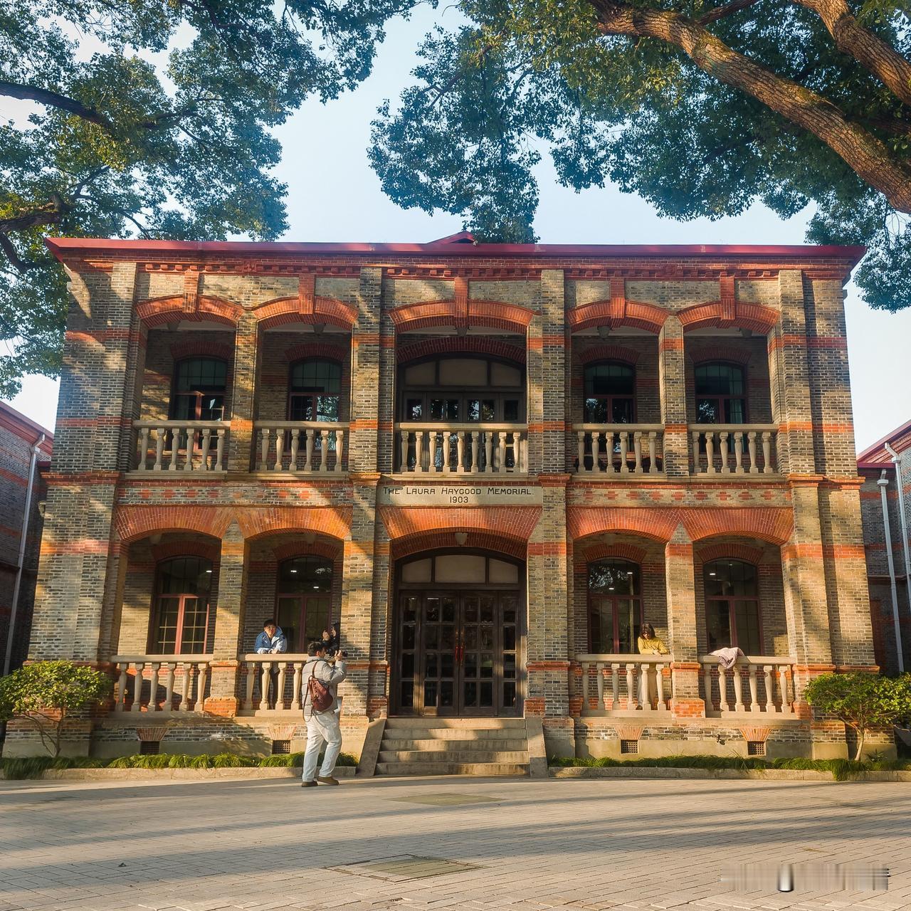 苏州大学的红楼是苏州百年民国风天花板📸红砖墙➕老洋房一整个电影氛围感拉