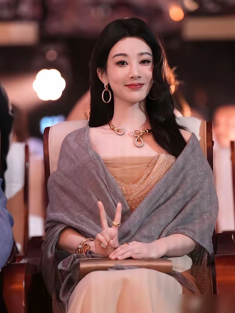 杨紫结不结婚，根本没人骂她。她家粉丝没几个是冲着单身人设来的，全是冲作品。这就是