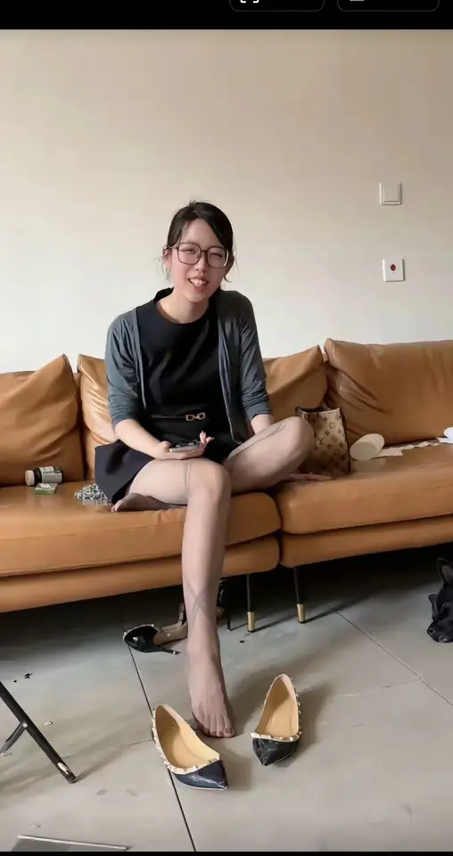 老婆出去玩了一天，弄了条狗回来