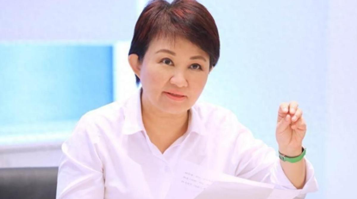 台当局天塌了，大陆连发多张海报，郑丽文表态，卢秀燕露出真面目。解放军连发多张海报