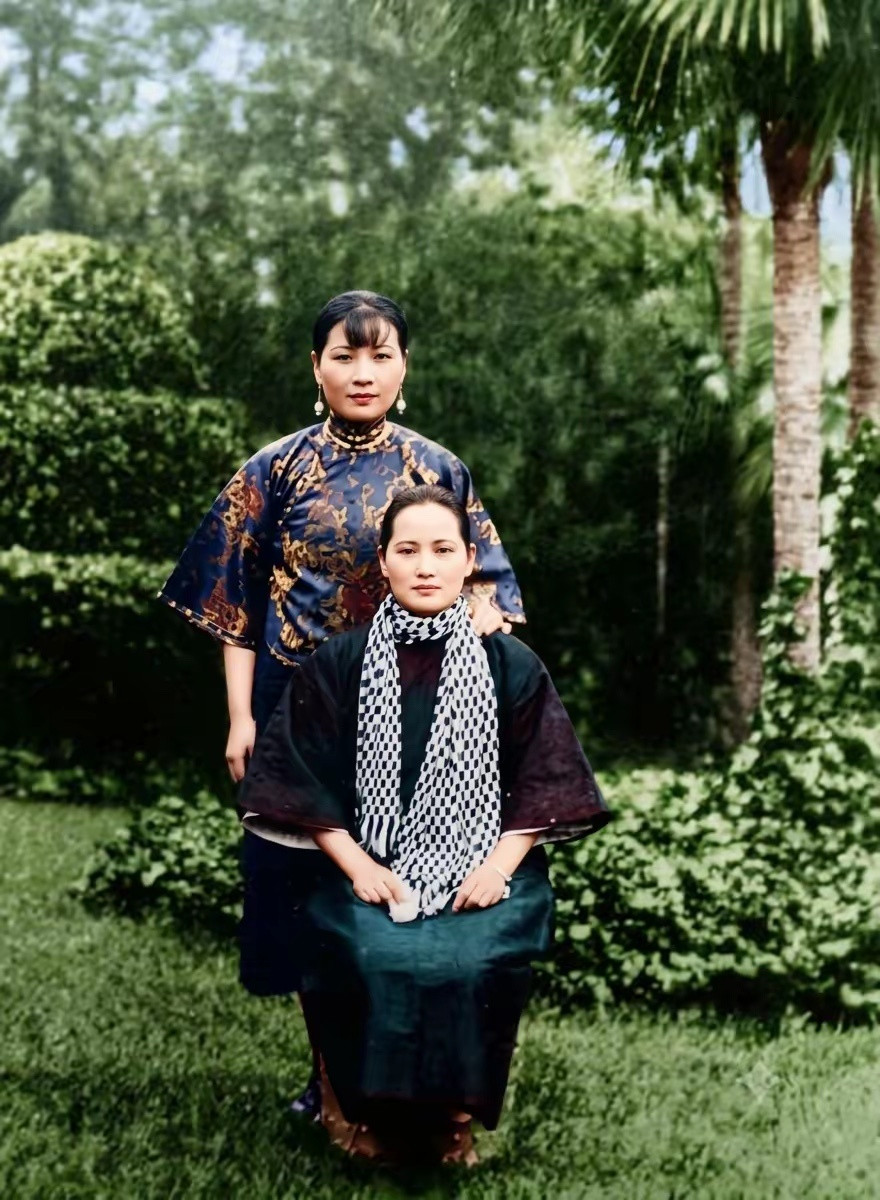 一张极其罕见的宋庆龄与宋美龄合影，不得不说，宋美龄无论颜值还是气质，都赶不上宋庆