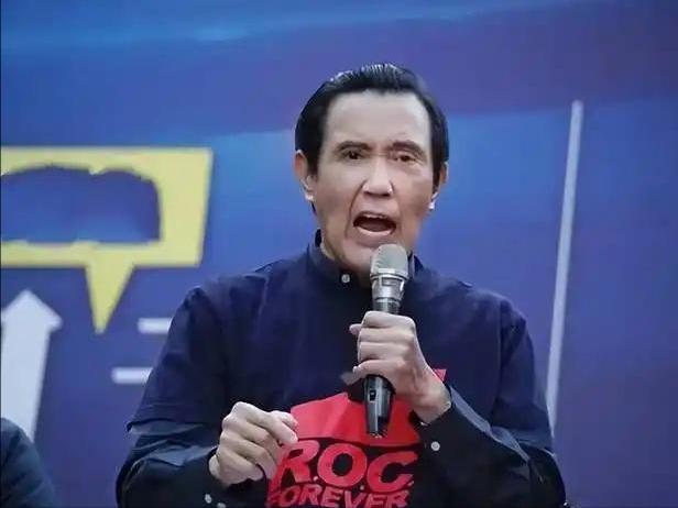 🌛马英九在昨天的集会上挥舞着拳头愤怒的表示很不理解：为什么我在任时两岸关系
