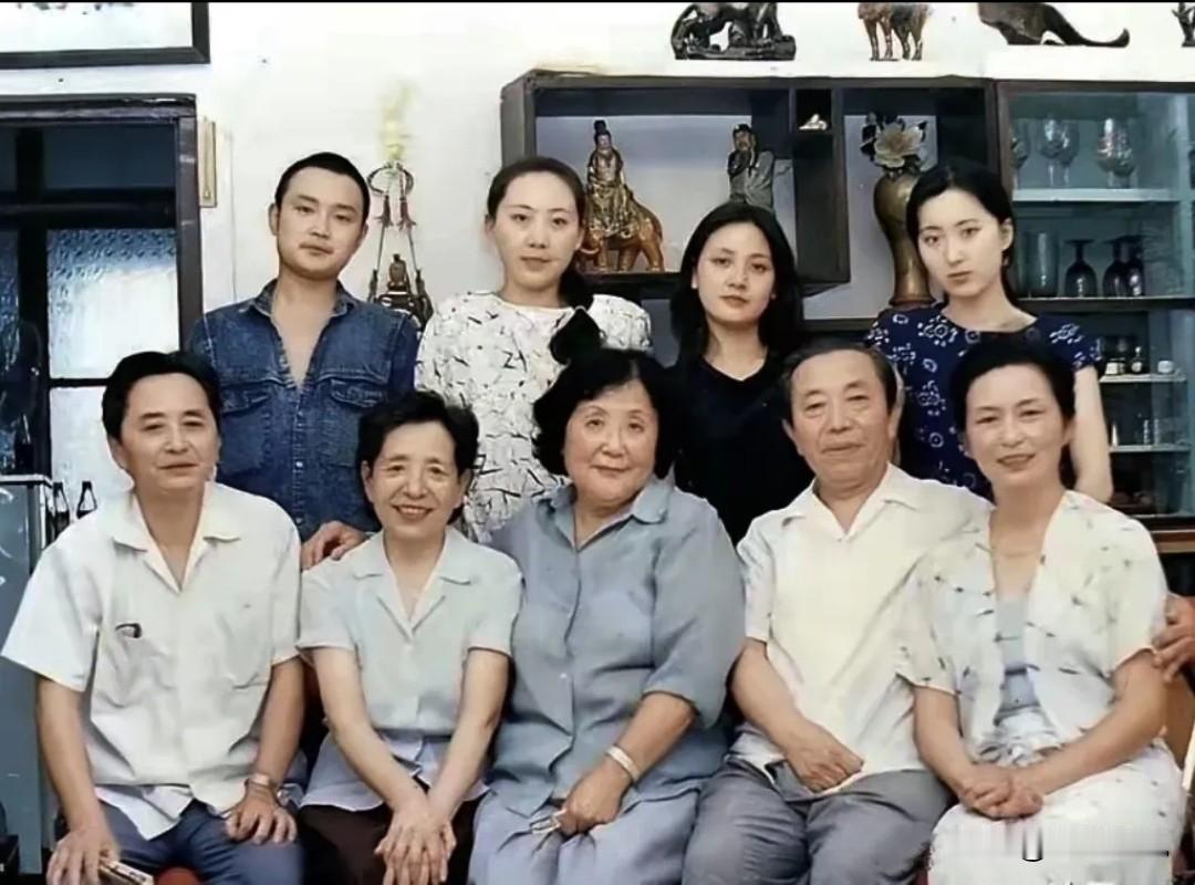 仔细一看，后排就认得出细眉飞扬，楚腰卫鬓，温婉如莲的陈晓旭，还有疏眉朗目，气宇不