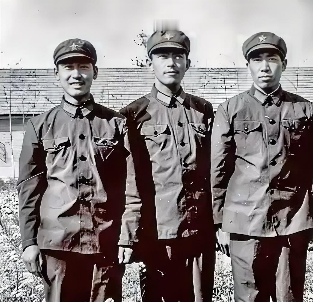 [点赞]1981年底，提干失败的解放军阎连科办好退伍证后回了老家嵩县。一天，他