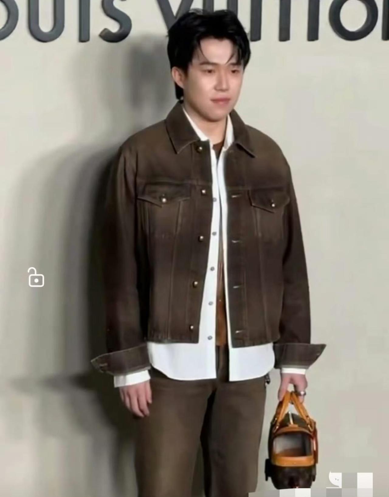 🎮赛场杀神变礼仪典范！王楚钦用“让分哲学”和“绅士手”圈粉全网🔥从“摔