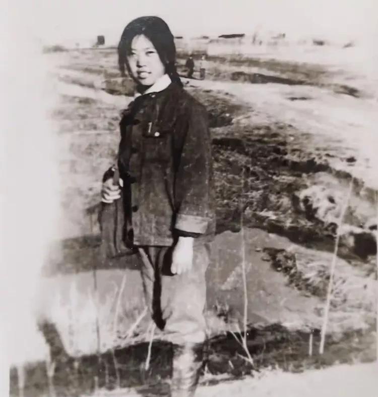 【老照片】这组沈阳知青老照片，图一那位女知青，<em>是主角</em>，她回忆说：1974年秋，他