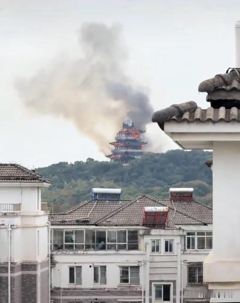 晒图笔记大赛张家港回应文昌阁火灾11月12日，江苏省张家港市凤凰镇凤凰山文昌阁发