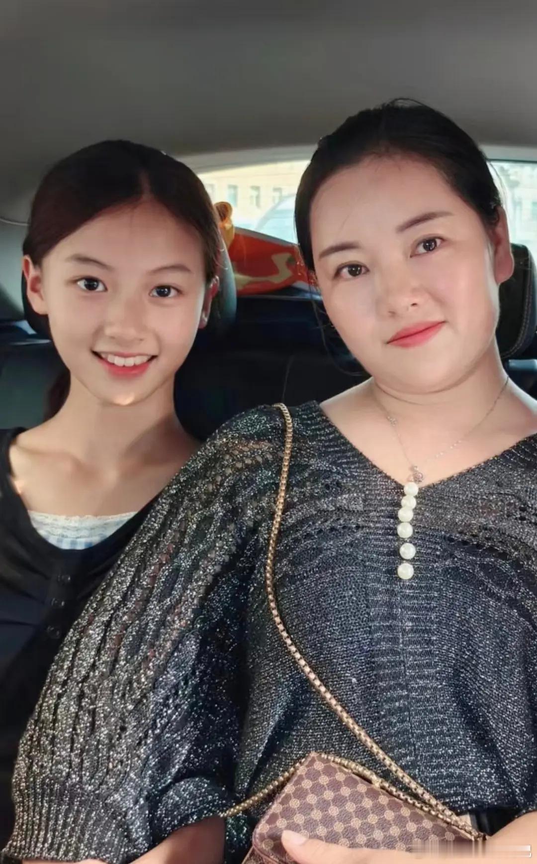 七七长大后的样子就是她妈妈脸上去掉两斤肥肉的样子，小V下巴一模一样