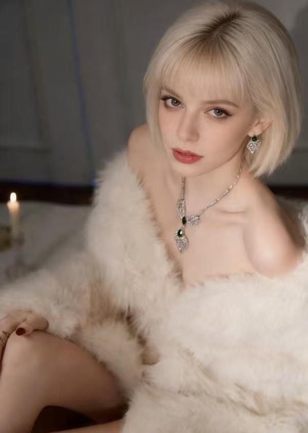 据说是乌克兰美女，看来乌克兰盛产美女，此言不虚……