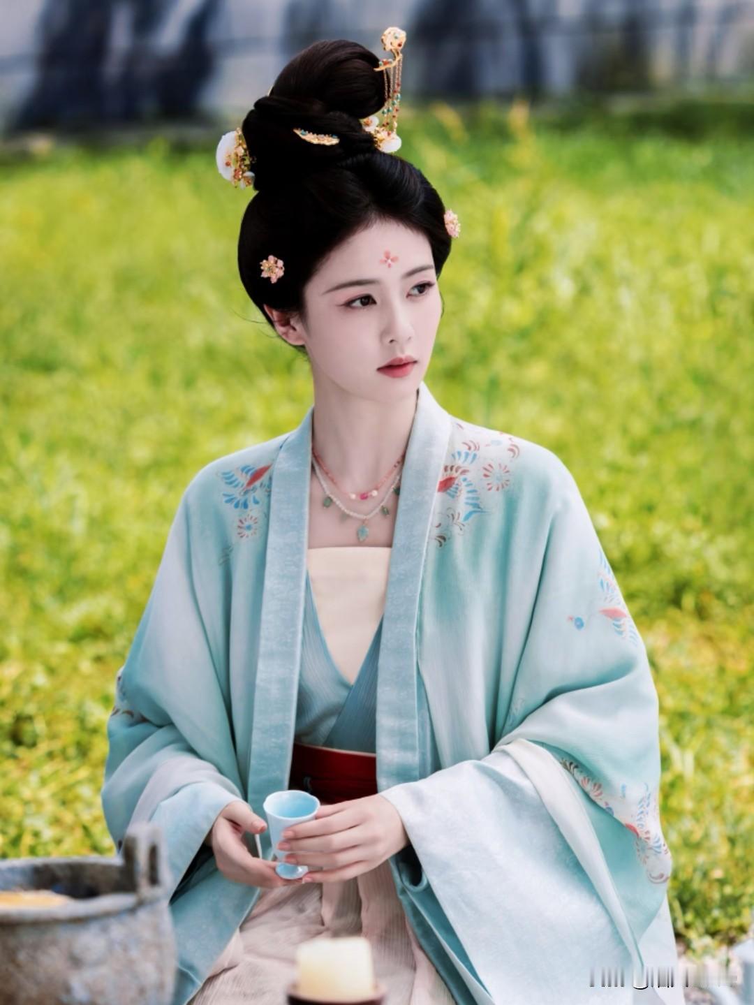 一口气刷完《莫离》所有更新，彻底陷进去了。分不清是演员颜值演技太抓人，还是剧