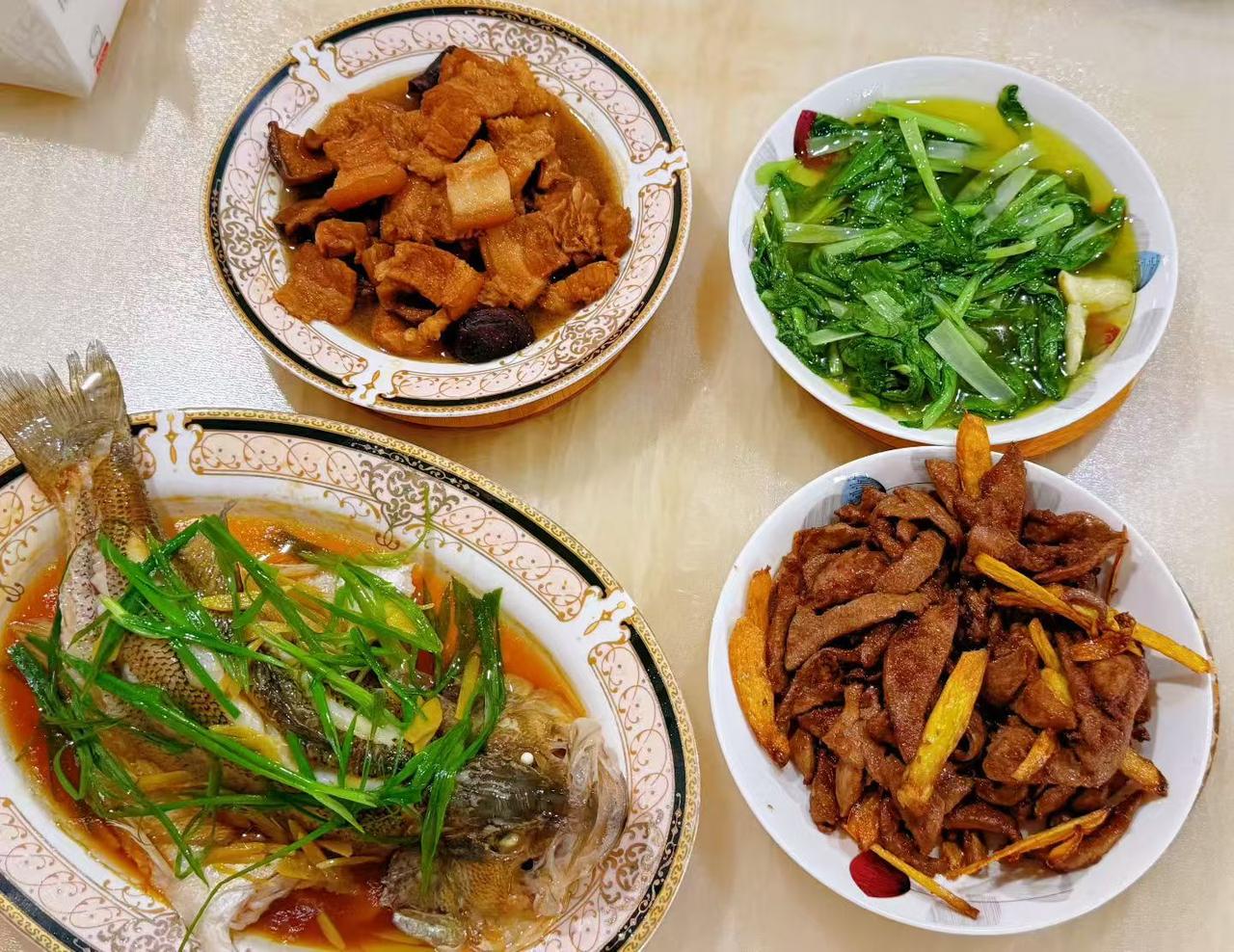 这桌菜看起来好丰盛，有鱼有肉有菜开吃。