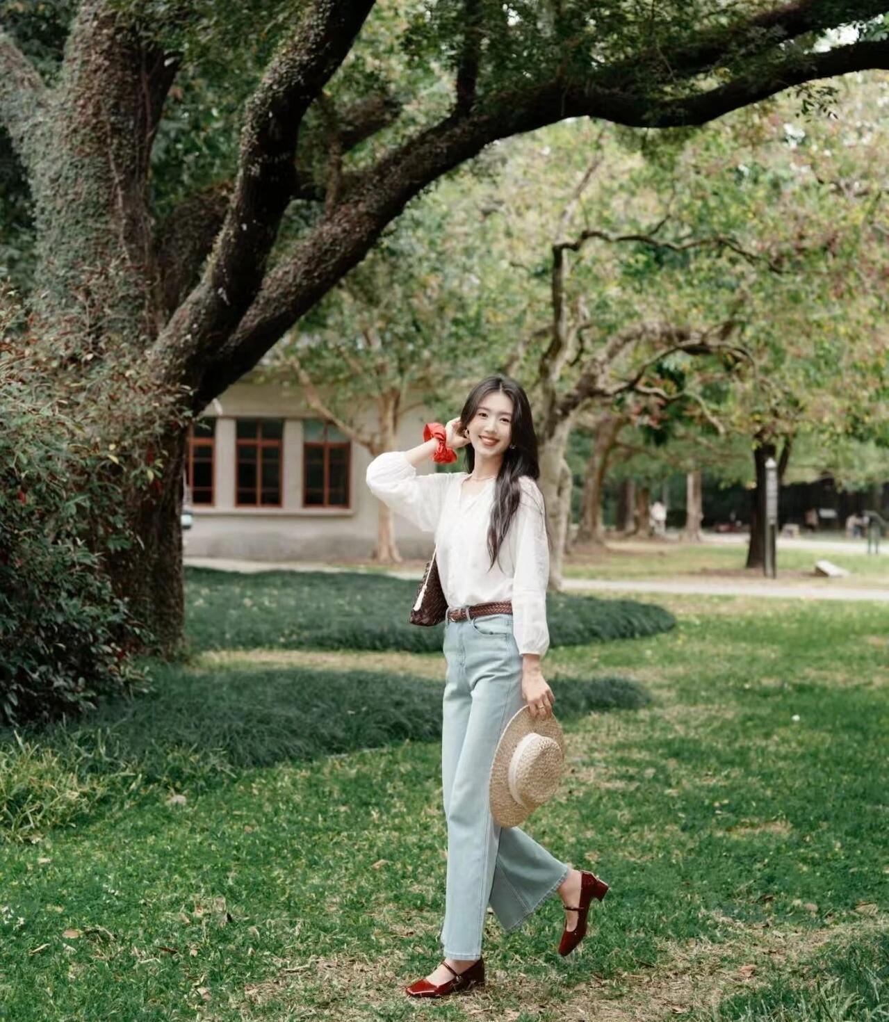 春日户外摄影作品赏析》牛仔裤穿搭风格系列》这组摄影作品以户外穿搭为核心，取景于