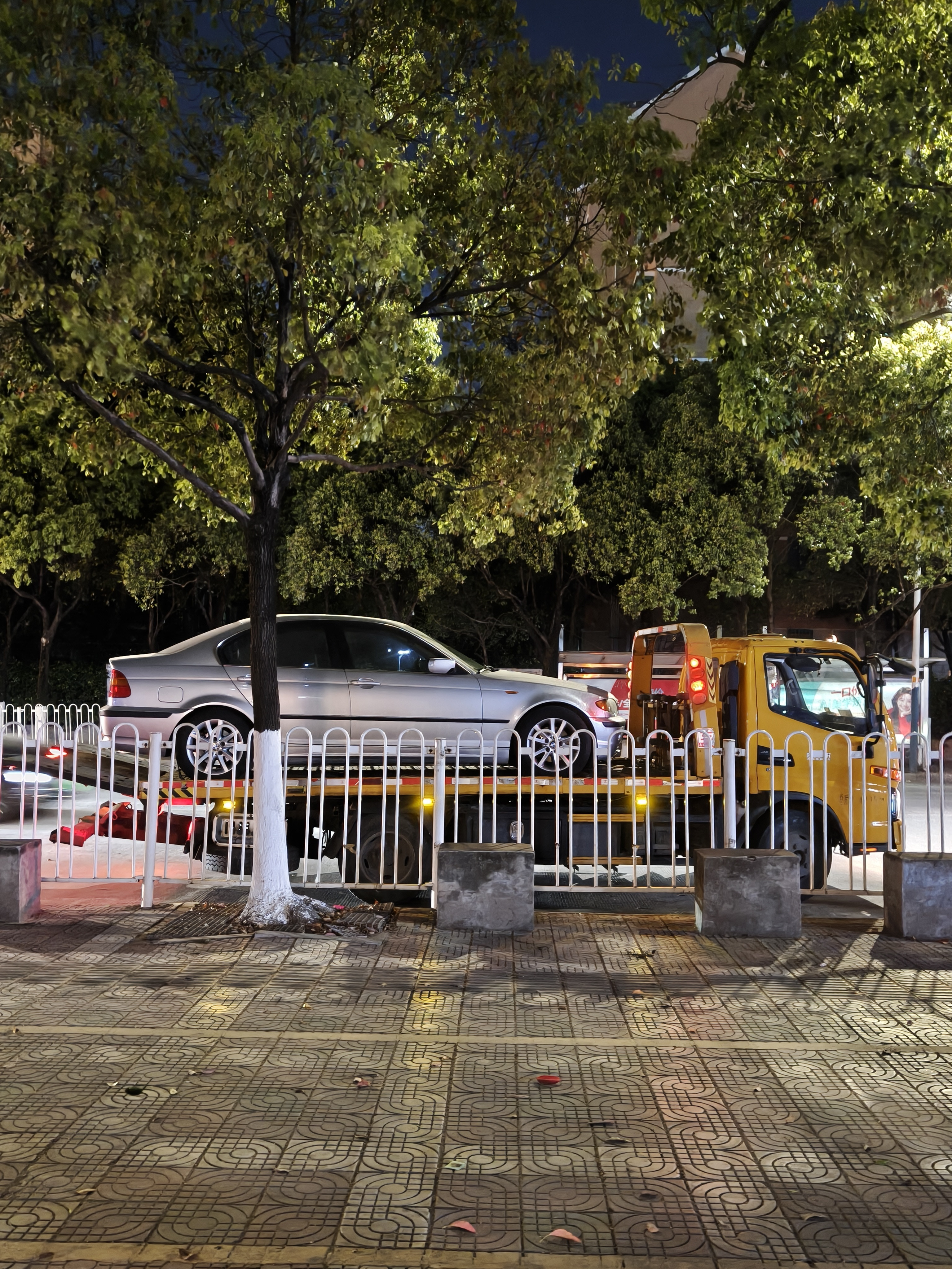 白色的W222过于优雅了，图5-6属于是老宝马的日常吗