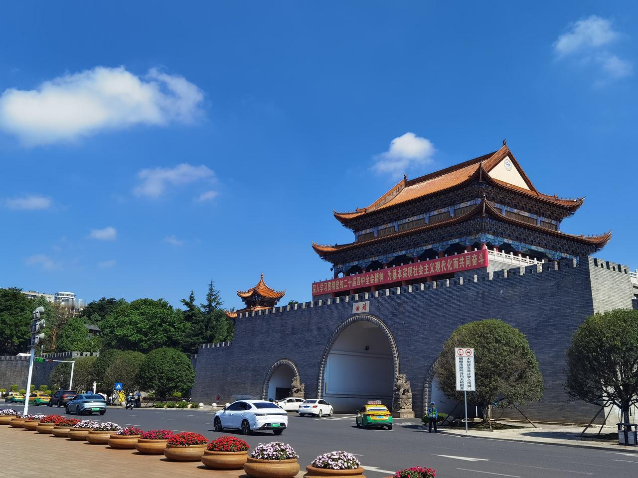 谢邀，我来回答这个问题。来曲靖旅居避暑成本不高。首先是宾馆租房费用，就是一