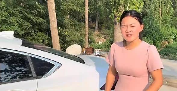 以前雨露对阿杜挺客气的，李佳走后，雨露为啥天天怼阿杜？雨露和阿杜是兄妹关系，