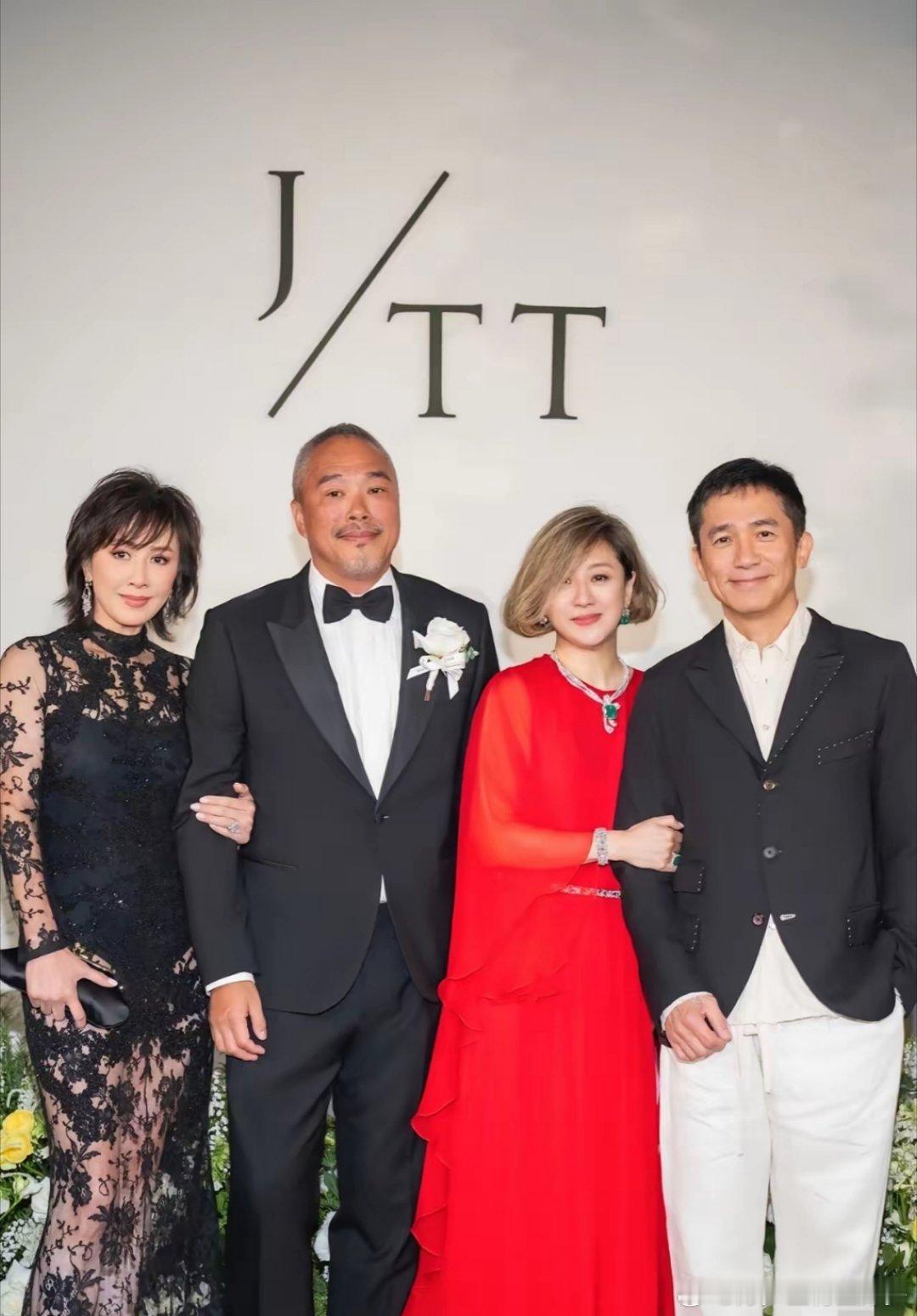 时尚女王刘嘉玲和老公梁朝伟一起出席朋友孩子的婚礼，一袭黑色透视蕾丝裙光彩夺目。久