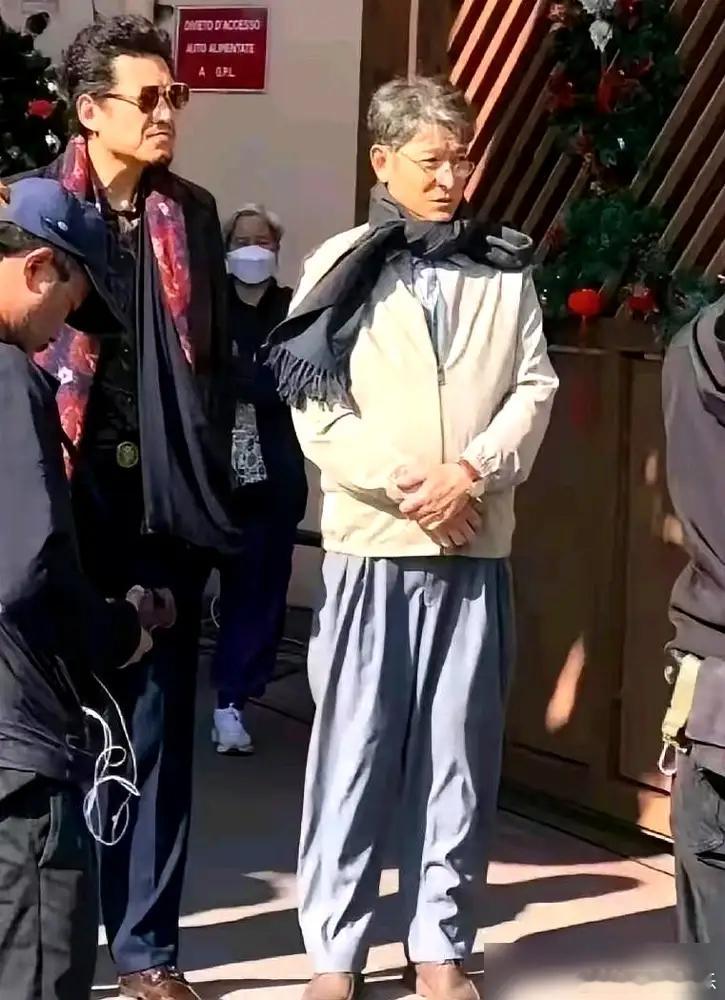 别再心疼刘德华满头白发了，人家那是自己画上去的。最近刘德华公开露面，一头白发，