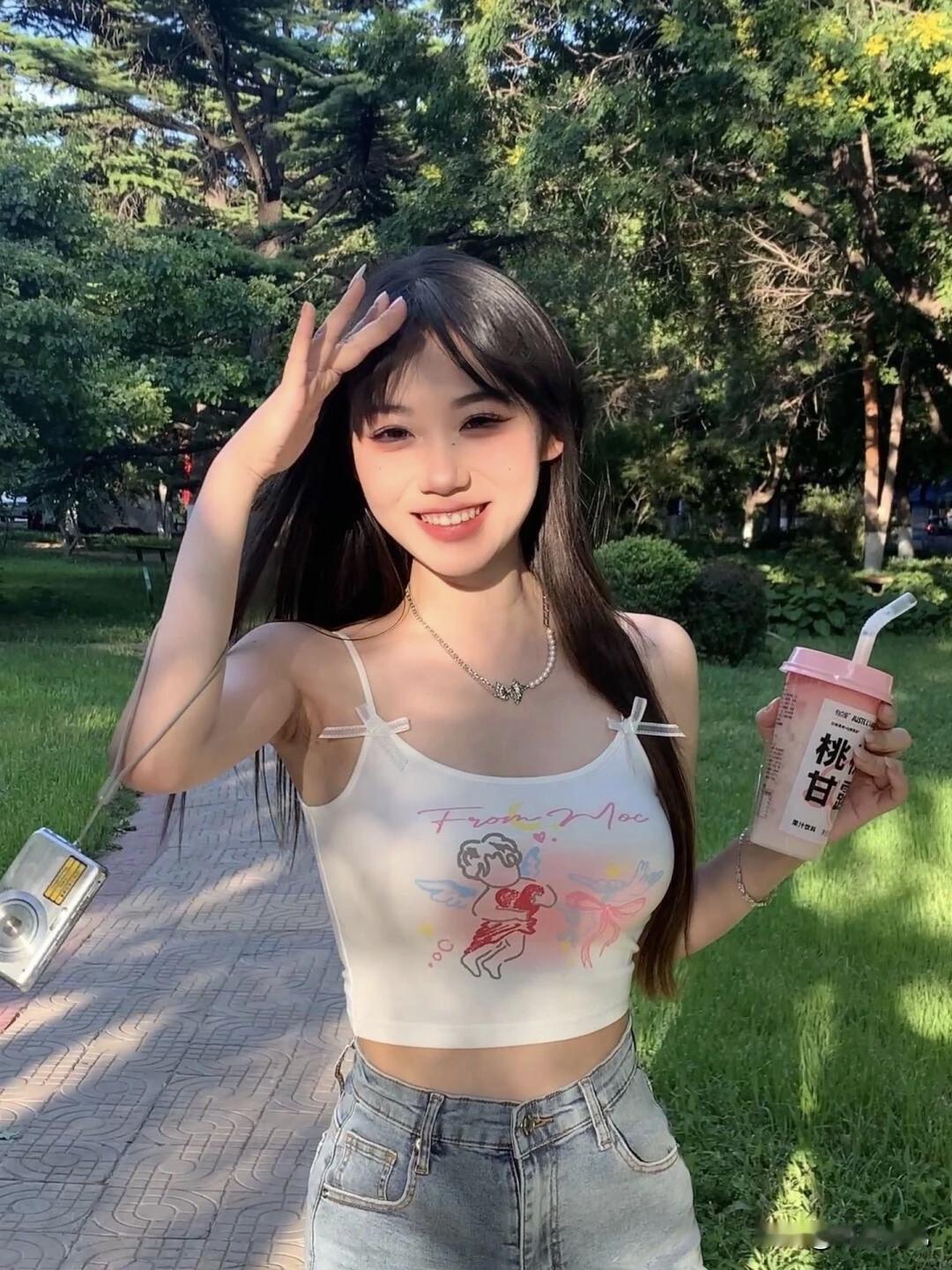 穿小吊带拍照想显身材又怕尴尬？教你一招特别上镜的姿势，简单好学还出片！我最推