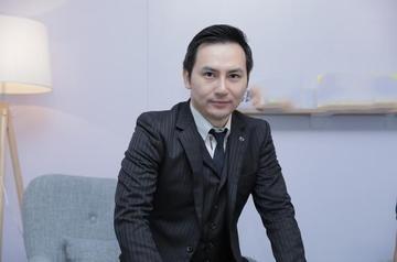 某品牌的营销总监黄总离职后，承包了同行的另一个品牌的全年销售，签订了8年的合作协