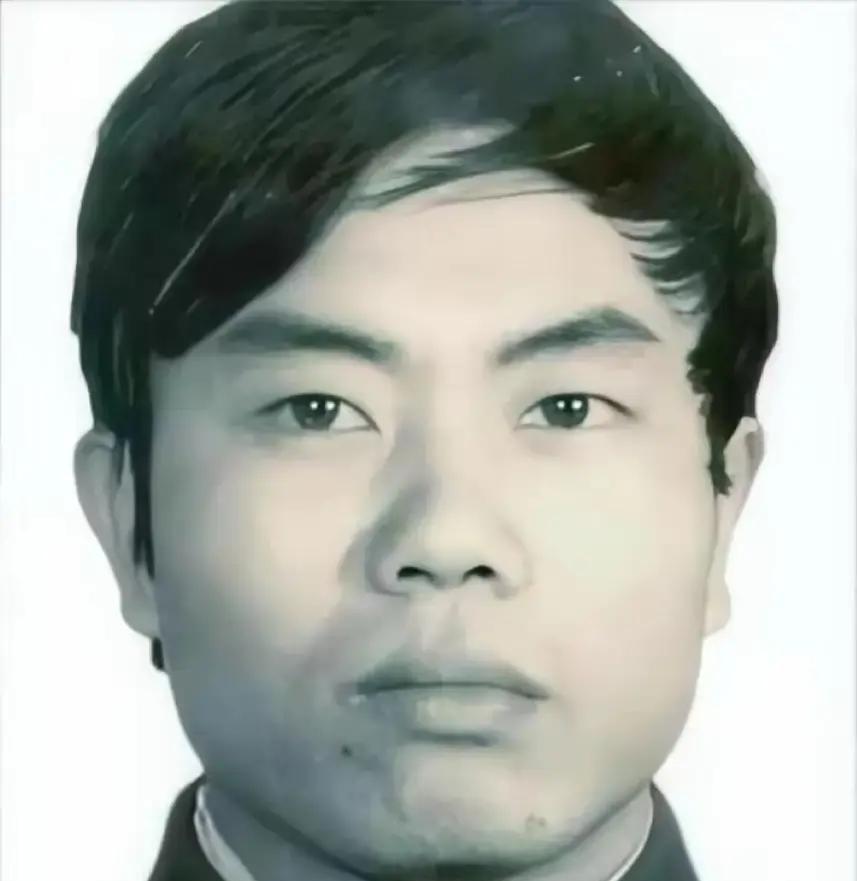 1987年，云南砚山一名叫陈建军的民警，身上有纹身，平时爱打牌赌博，甚至还打骂妻