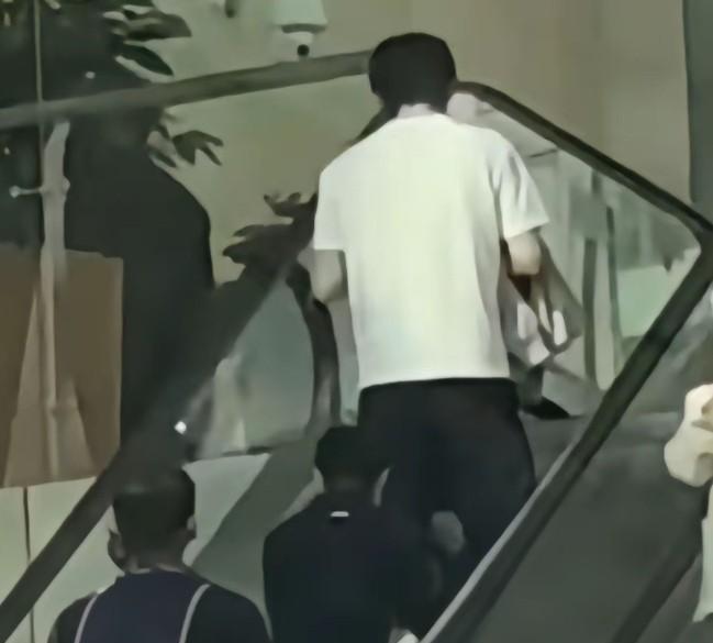 你知道什么是形影不离吗？请看下图！头哥和莎莎实力演绎形影不离。身穿白色T恤衫的头