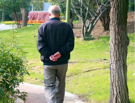 饭后散步不如在床上躺着？医生提醒：饭后两个“避免”需谨记 很多人一吃完饭，就