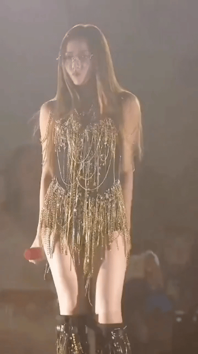 张靓颖还是太保守了给人的感觉有点放不开看来还是没想通啊