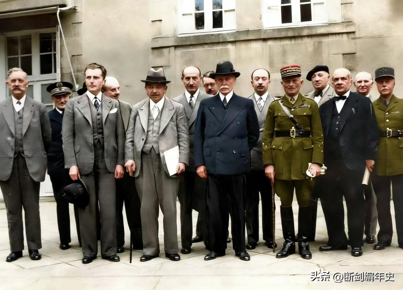 1940年7月，贝当(照片正中戴黑礼帽者）内阁在维希成立。1940年7月，法