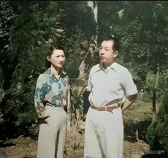 张学良被软禁：百余人武装看护，暗藏双重防范逻辑抗战期间张学良遭软禁，身边常