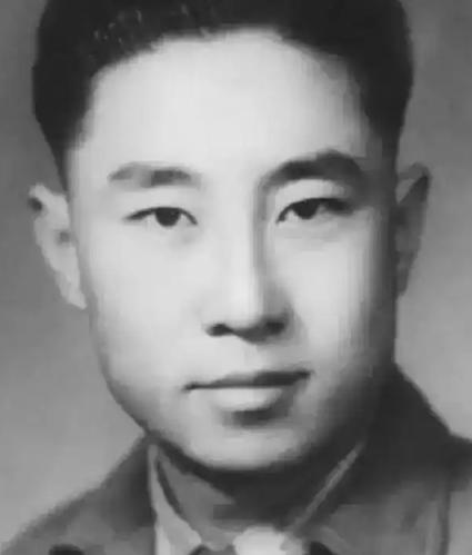 1938年，特务去小学抓地下党杨文海，谁知，刚到校门口，恰巧就碰上了杨文海，特