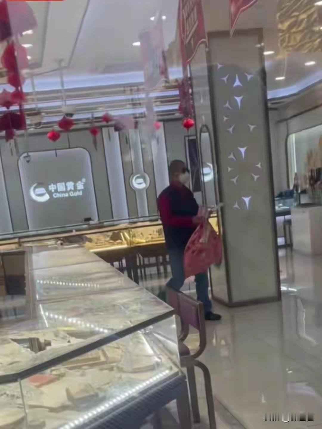 “现在这年代,居然还有人敢抢金店?”10月26日,上海浦东新区周浦镇康沈路一