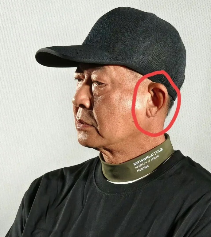 59岁王志文线下活动，发福挺大肚像70岁，皱纹满布被评心脏不太好！王志文最