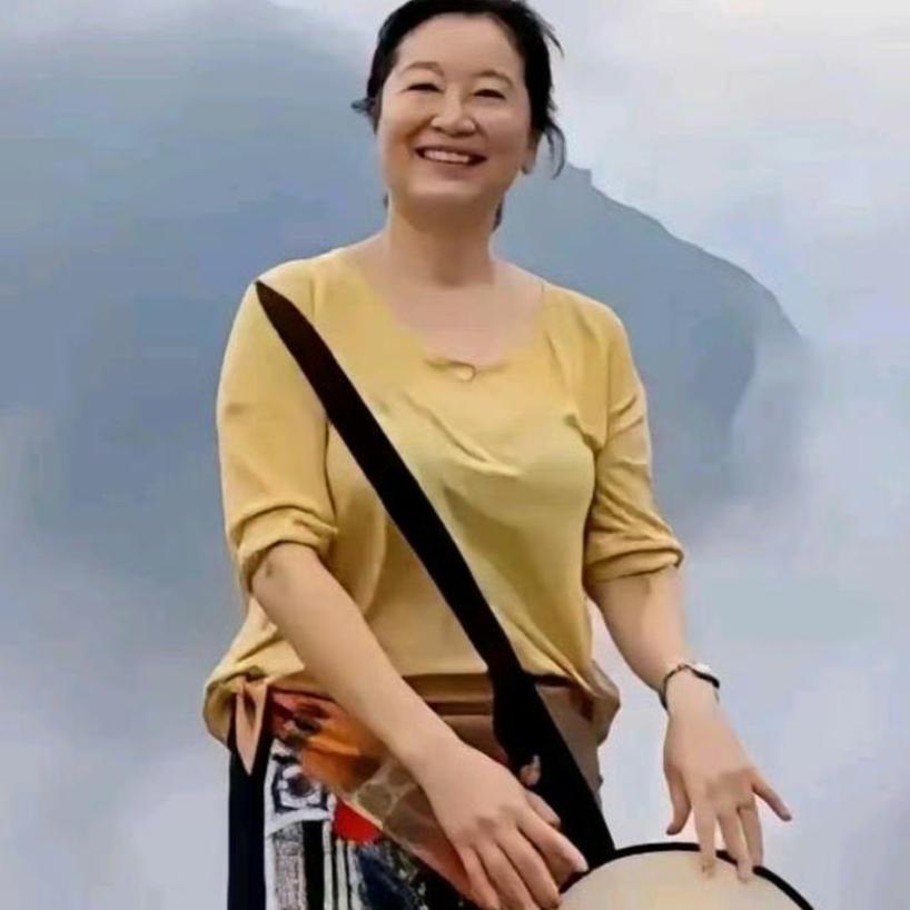 没想到一代女神林青霞老了和村妇没什么区别，就像隔壁村的二大妈。