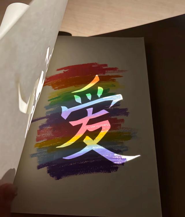 大家看新闻了没有？就是说中科大的一个班主任去查宿舍，发现一个男生床头放着半箱方便