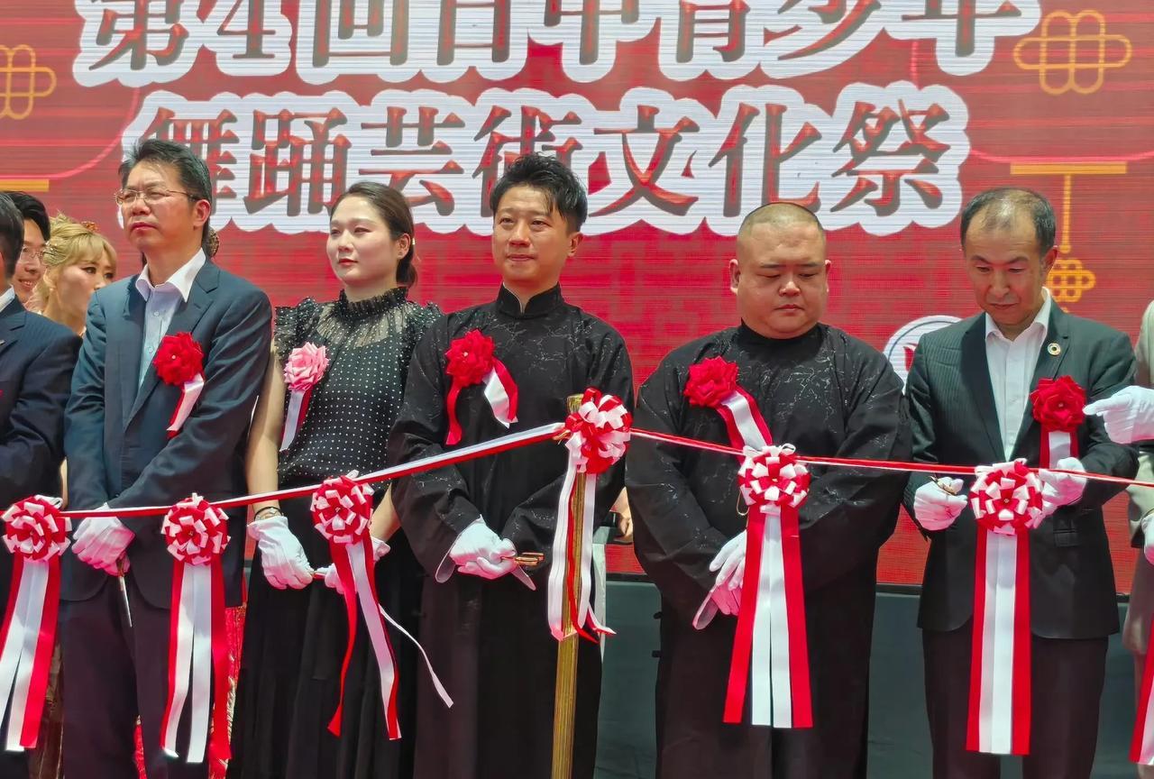 张鹤擎刘喆去日本参加文化交流，两人身穿大褂，戴着白手套剪彩，两人看着一脸懵，不懂