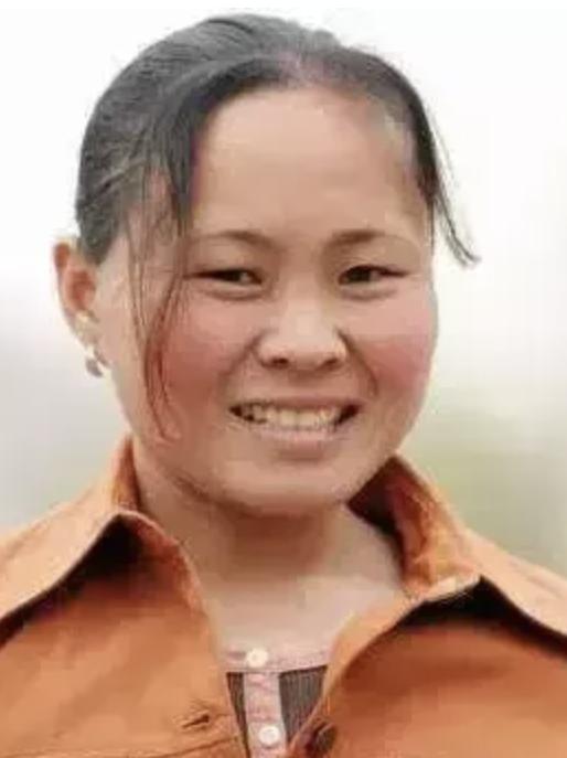 1994年，18岁的女孩被人贩子卖给老汉为妻，付钱时，人贩子却要多收100块。