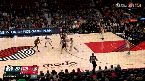开拓者新星杨瀚森真是太霸气侧漏了！在今天开拓者主场迎战篮网的比赛中，当时比赛进行