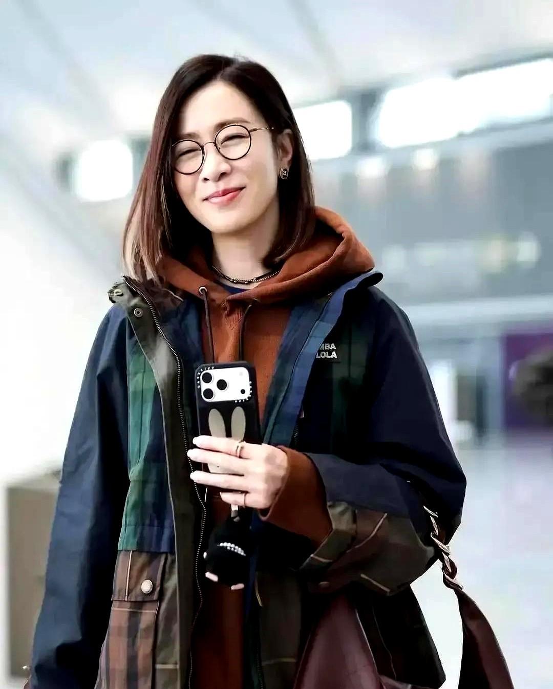 旧靴比新包更会炫富佘诗曼穿几万块LoroPiana大衣，配99块优衣库白T