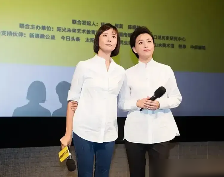 96年凤凰卫视，两个女人喝了顿酒，直接拜了把子。一个柯蓝，一个杨澜。那时候柯蓝正风光，《音乐无限》里