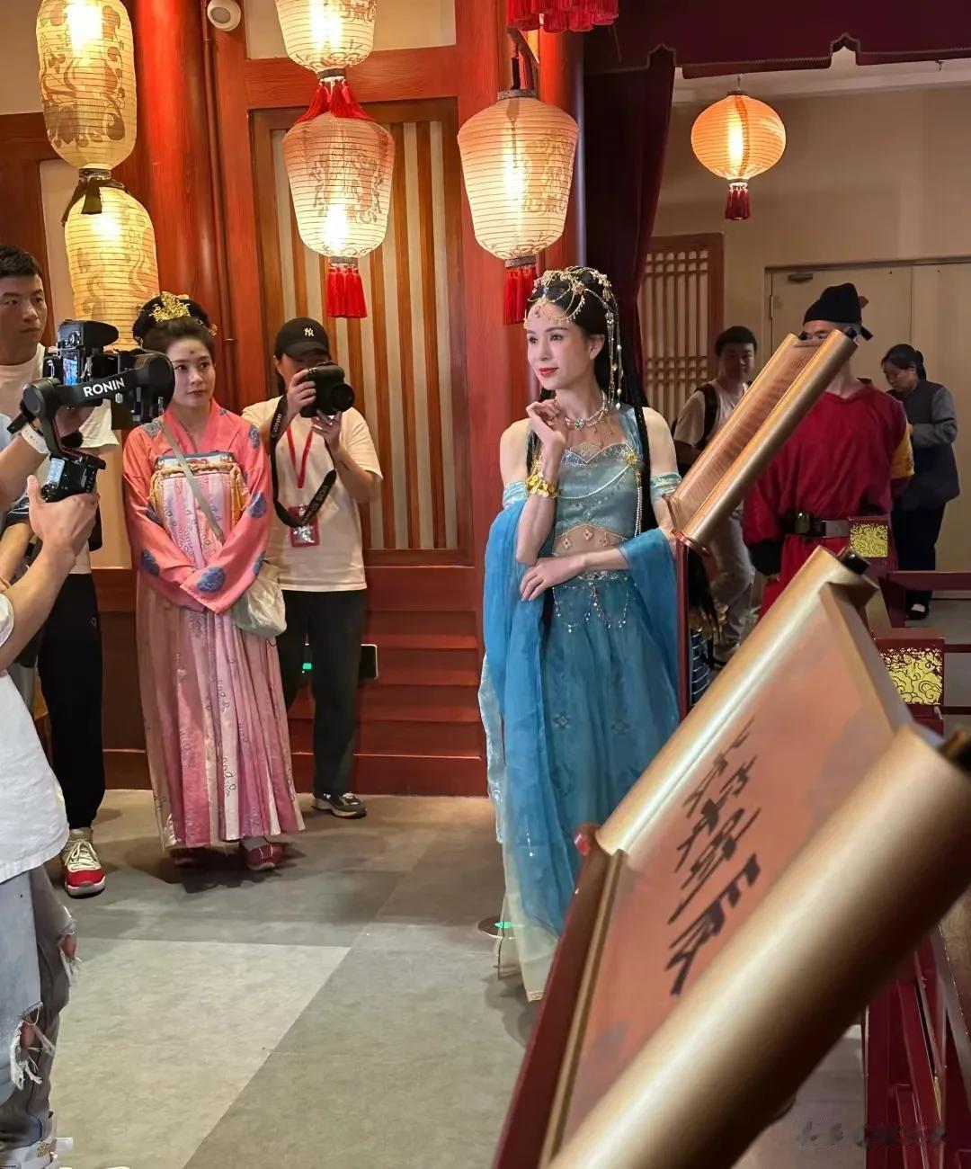 李若彤的状态真好，虽然已经快60岁了，但她居然在路人的视角里、把旁边的年轻姑娘都