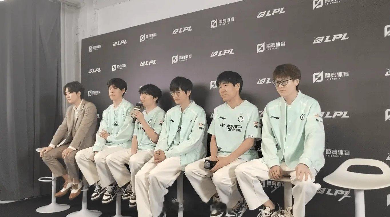 原来我没赢过Xiaohu？！被告知自己首次在BO5战胜Xiaohu，Rookie