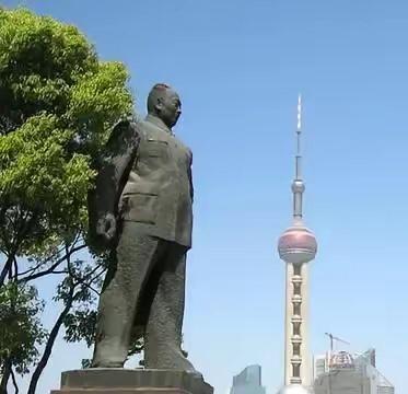1949年，陈毅提议由二野的同志出任上海市长，毛主席笑称他是“孔融让梨”，中央