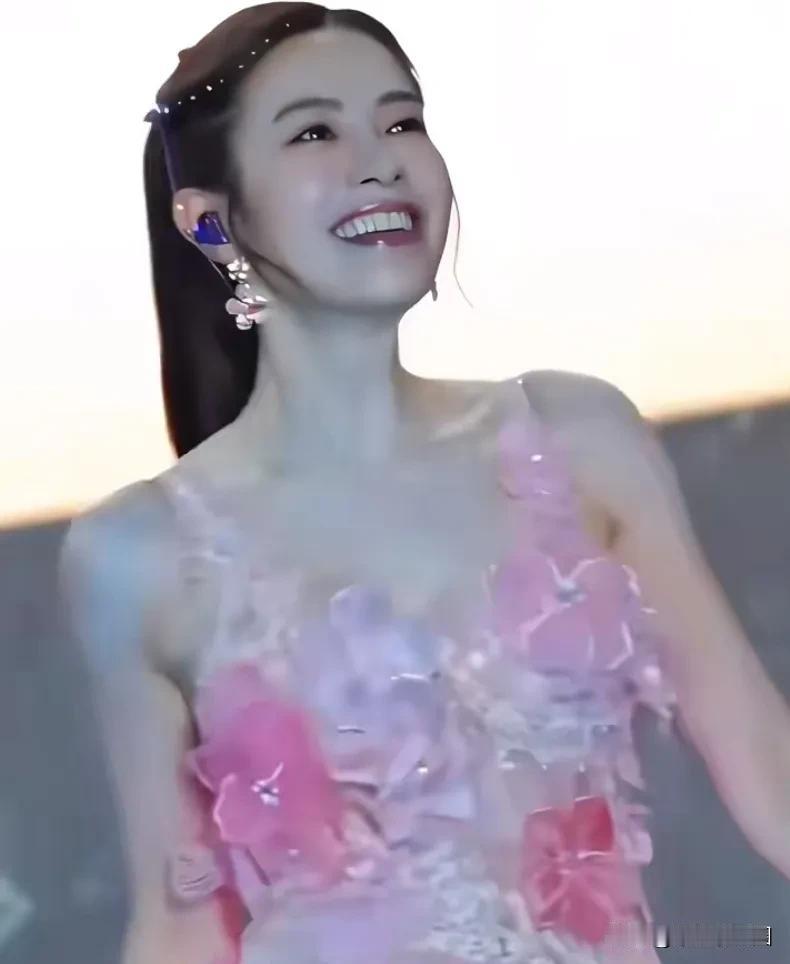 快50岁的徐怀玉还是很年轻亮丽，真的一点也看不出实际年龄啊，顶多28岁上下，她骨