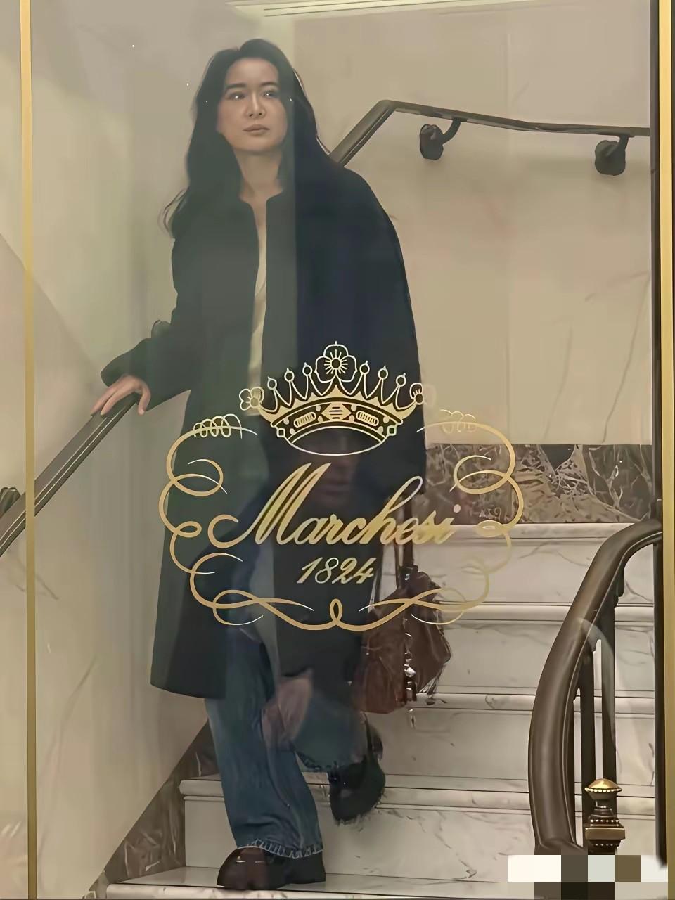 贾玲在巴黎时装周头排看秀，全程没笑。她以前在综艺里和沈腾互怼，包袱抖得满地都是