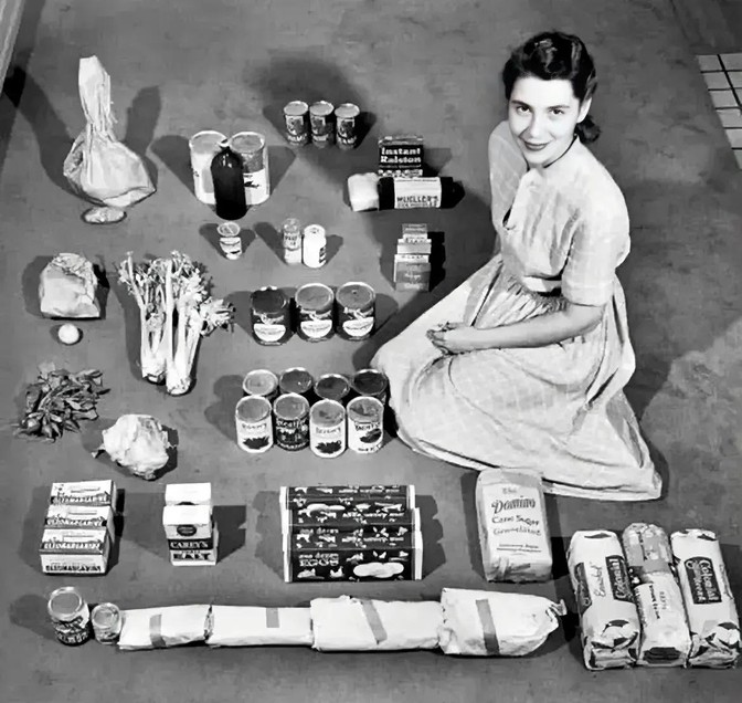 1947年，一位美国家庭主妇展示她用12.5美元买到的东西，一家三口一周的食物[