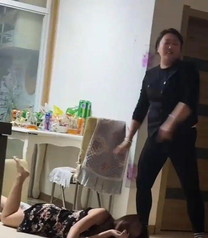 母亲晒大龄女儿醉酒躺地撒泼，称宁愿单身也不谈对象！河南一位母亲在网上吐槽自己的